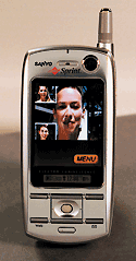 Первый мобильный телефон от компании Sanyo с OLED-экраном 