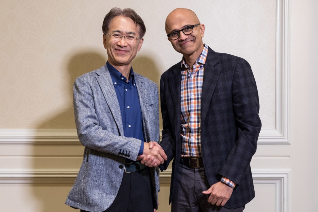 Кеничиро Йошида, президент и генеральный директор Sony Corporation (слева), и Сатья Наделла, генеральный директор Microsoft