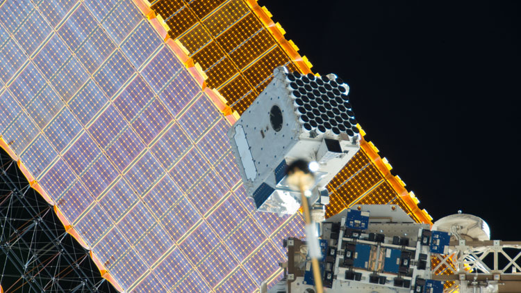Блок рентгеновского телескопа NICER на борту МКС на фоне солнечной панели (NASA)
