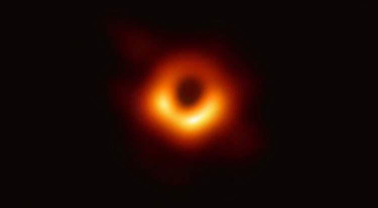 Полученное в 2019 году планетарным радиотелескопом изображение чёрной дыры