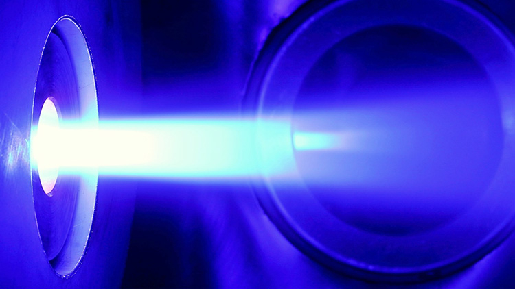 Реактивная струя плазмы ЭРД с ВТСП-магнитом, мощность 25 кВт, реактивная тяга 1 Н, КПД 54 %