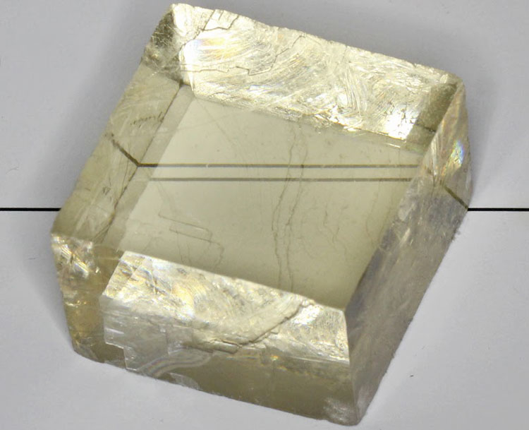 Исландский шпат. Источник изображения: Каталог минералов