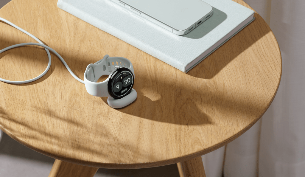 Google Pixel Watch 5 на зарядной станции