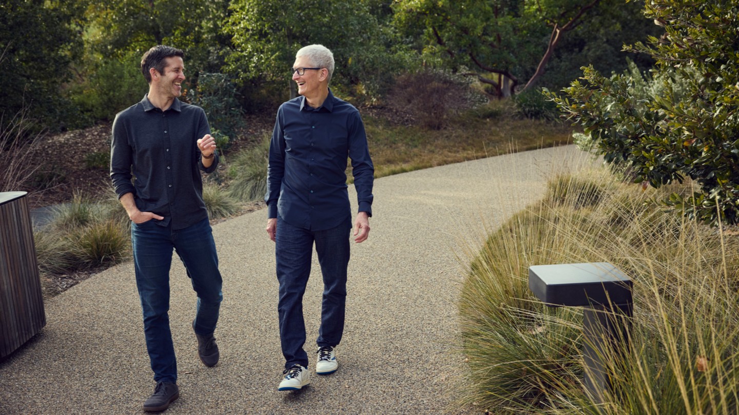 Джон Тернус и Тим Кук в Apple Park