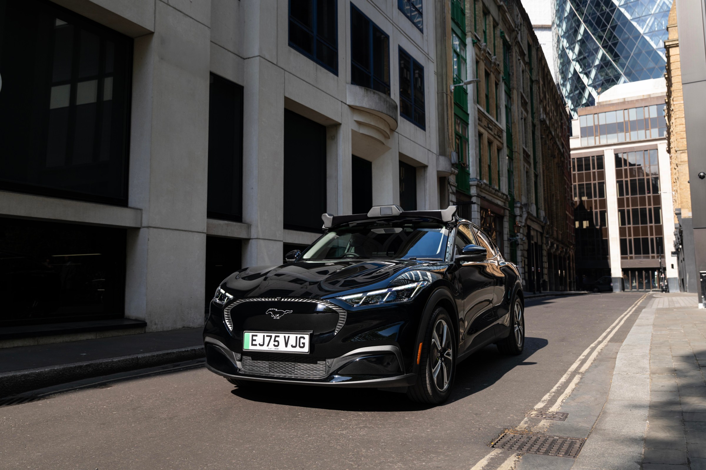 Автономный Ford Mustang Mach-E Wayve на улице Лондона