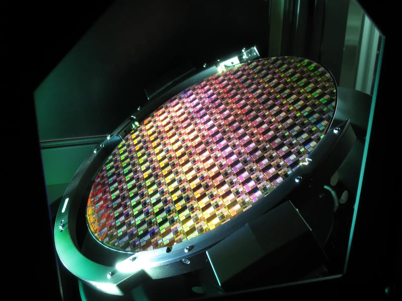 Пластина с экспериментальными микросхемами памяти Kepler Computing