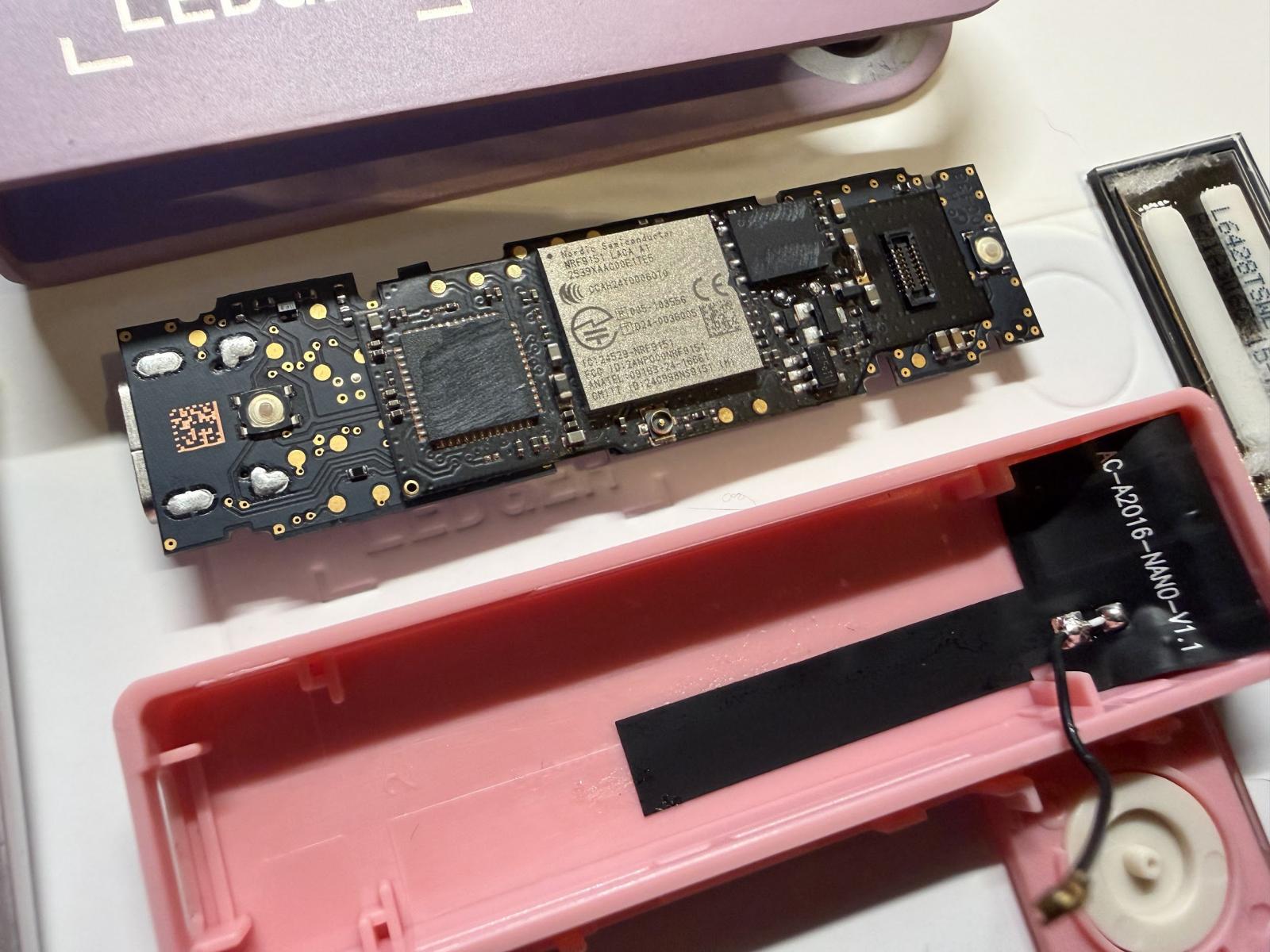 Аппаратный имплант, обнаруженный внутри Ledger Nano X