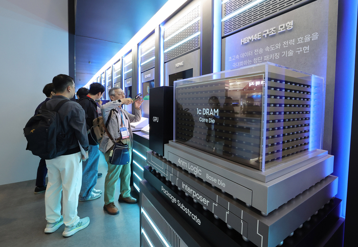 Модель многослойной памяти Samsung HBM на выставке SEDEX 2026